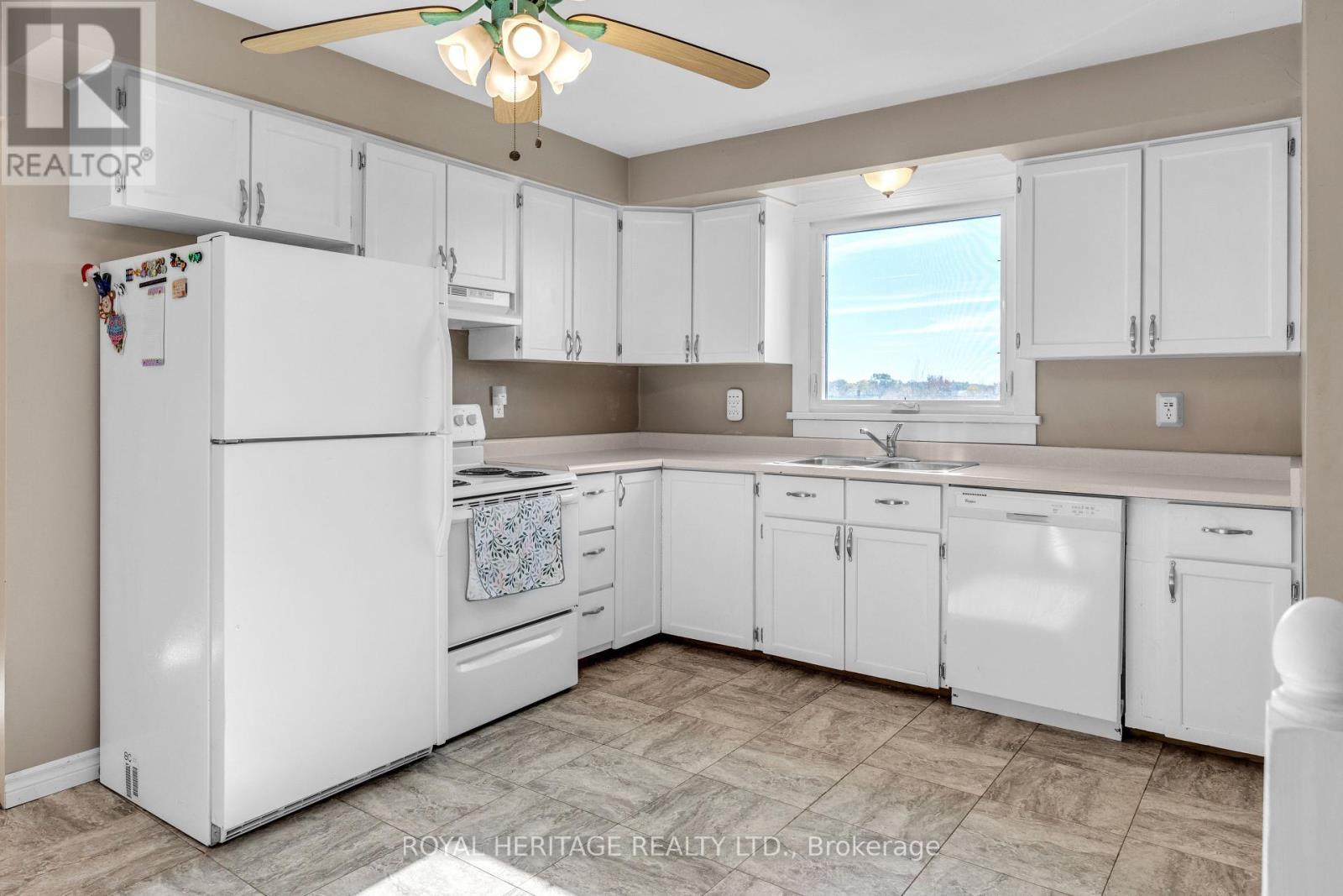 589 County 2 Road, Front Of Leeds & Seeleys Bay, ON - Indoor Photo Showing Kitchen With Double Sink