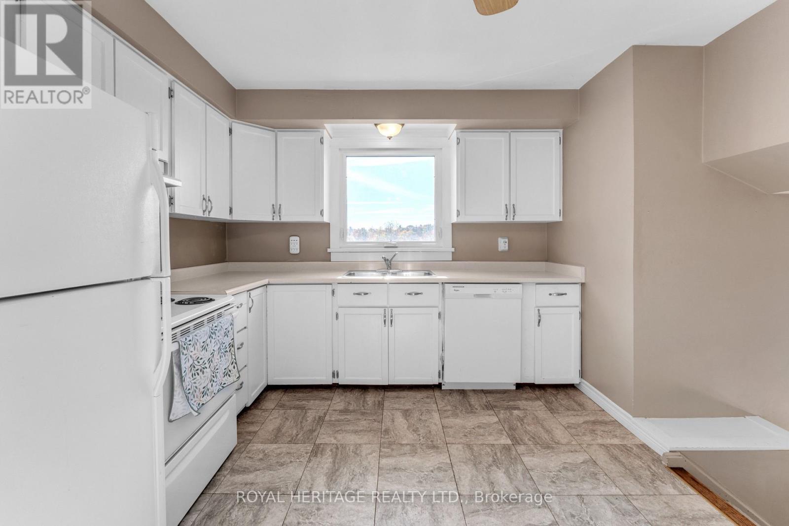 589 County 2 Road, Front Of Leeds & Seeleys Bay, ON - Indoor Photo Showing Kitchen