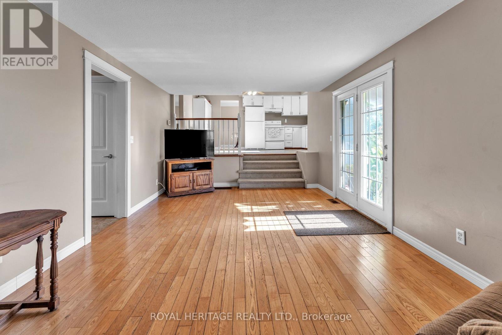 589 County 2 Road, Front Of Leeds & Seeleys Bay, ON - Indoor Photo Showing Living Room