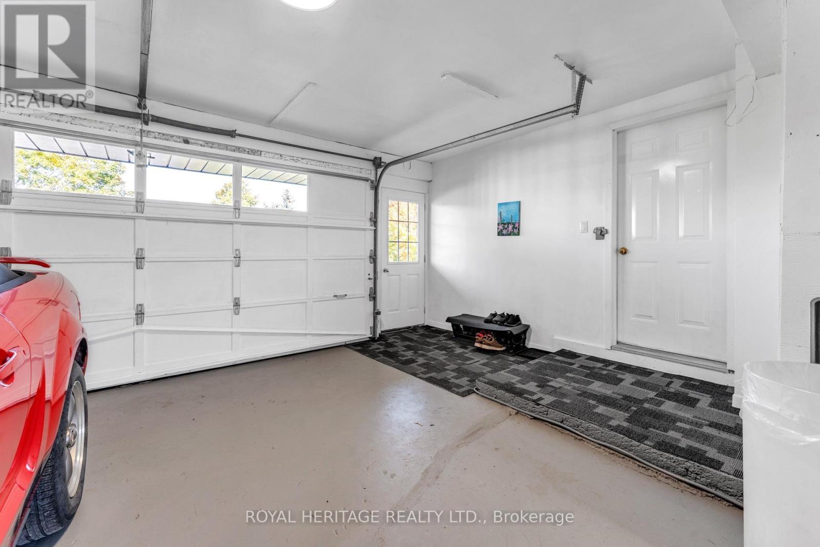 589 County 2 Road, Front Of Leeds & Seeleys Bay, ON - Indoor Photo Showing Garage