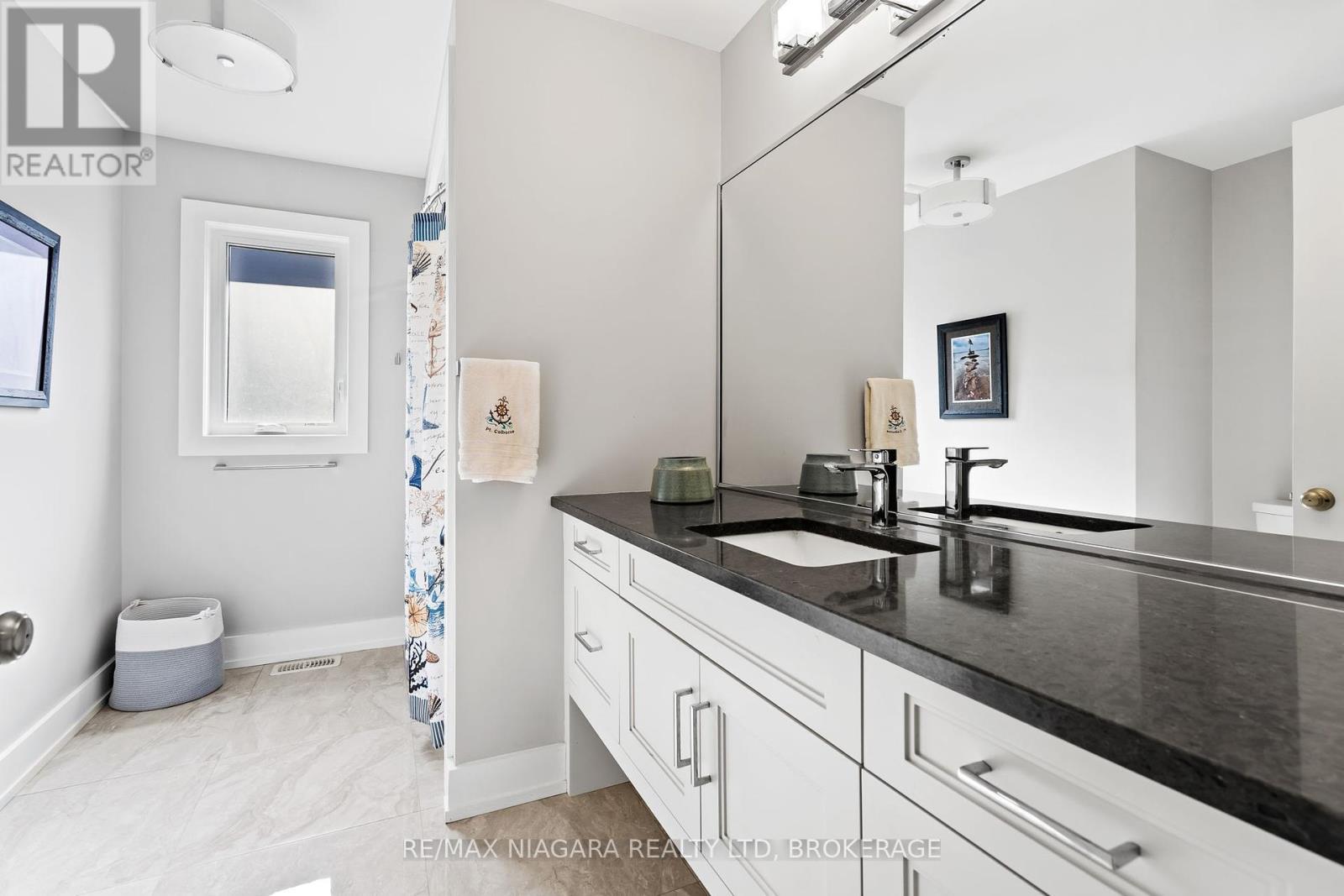 30 Renfield Street, Port Colborne (Sugarloaf), ON - Indoor Photo Showing Bathroom