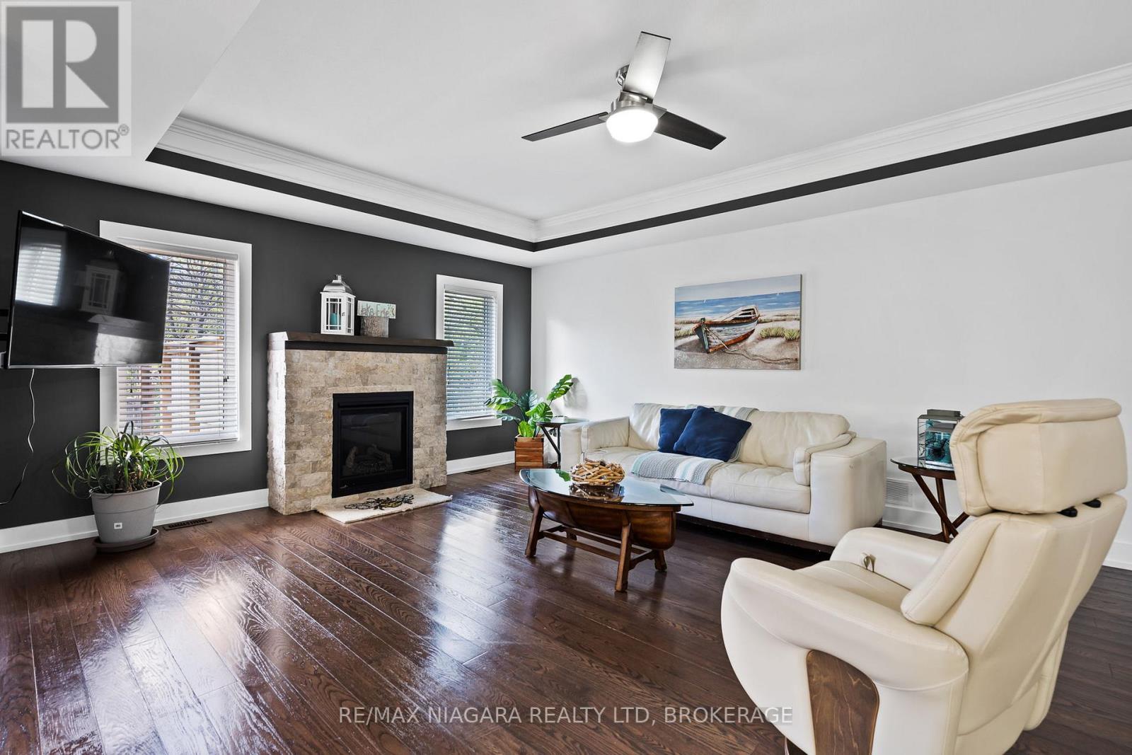 30 Renfield Street, Port Colborne (Sugarloaf), ON - Indoor Photo Showing Living Room With Fireplace