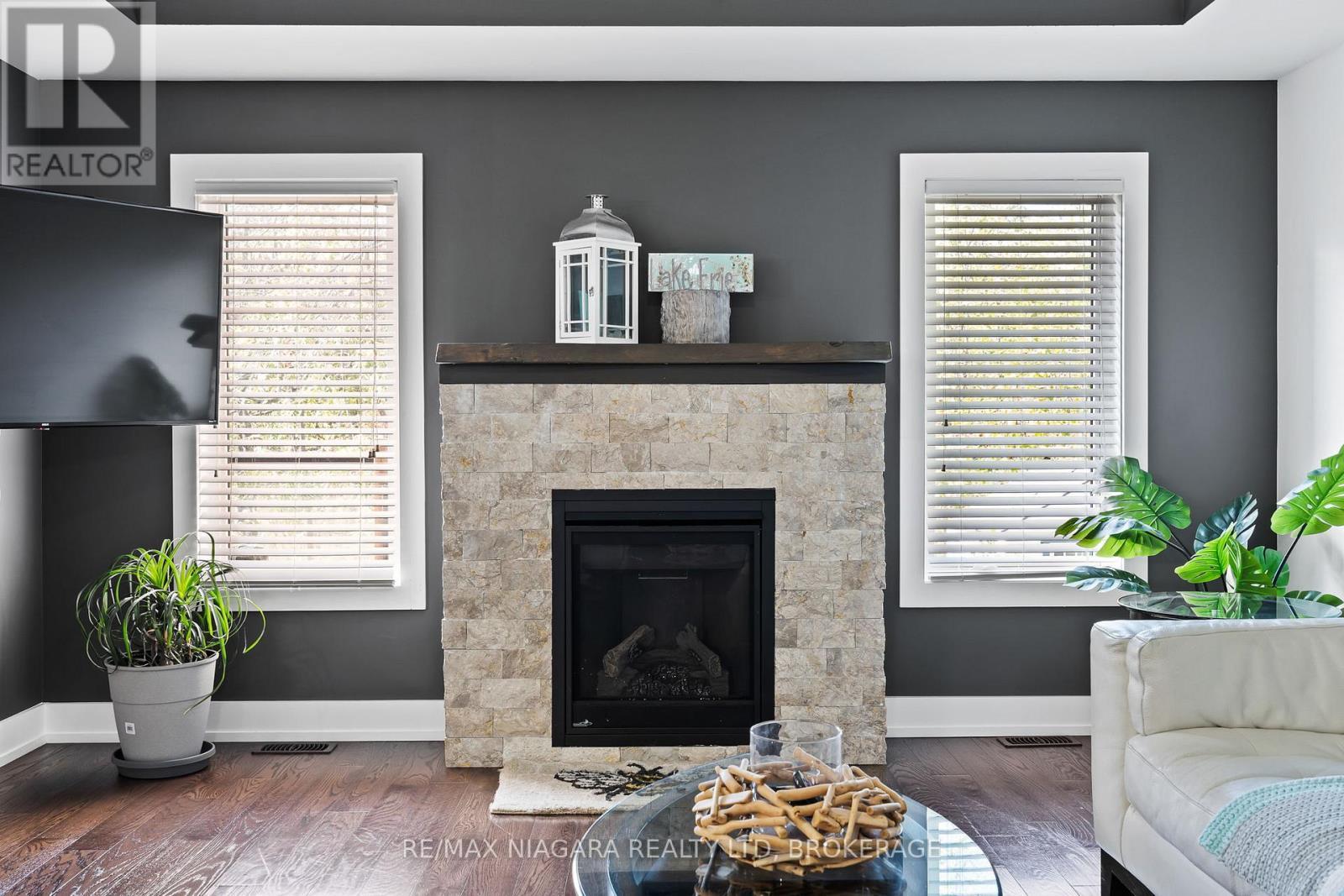 30 Renfield Street, Port Colborne (Sugarloaf), ON - Indoor Photo Showing Living Room With Fireplace