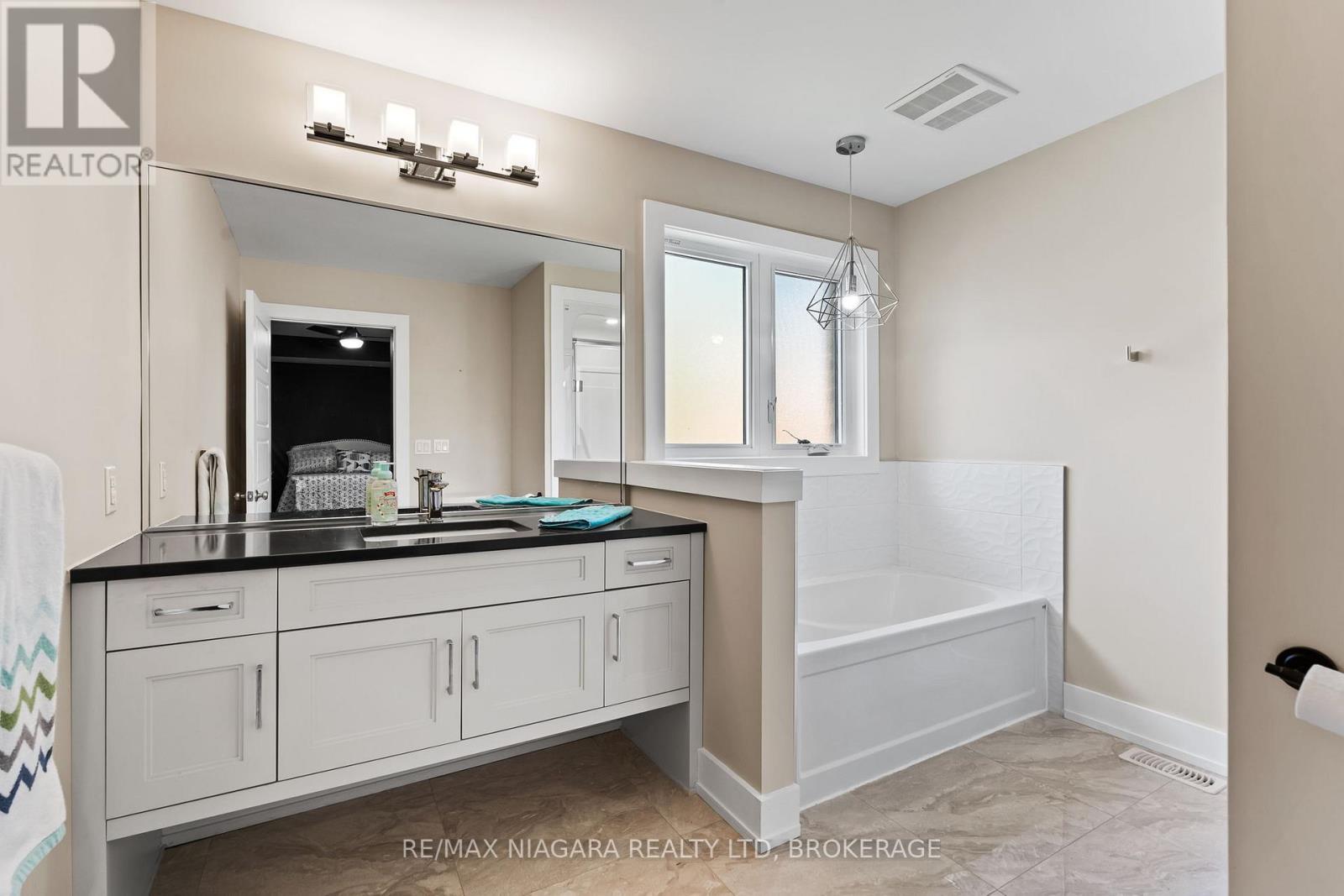 30 Renfield Street, Port Colborne (Sugarloaf), ON - Indoor Photo Showing Bathroom