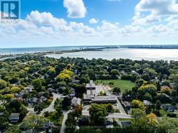 Steps from the Lake, Marina, Burlington Golf Club! -