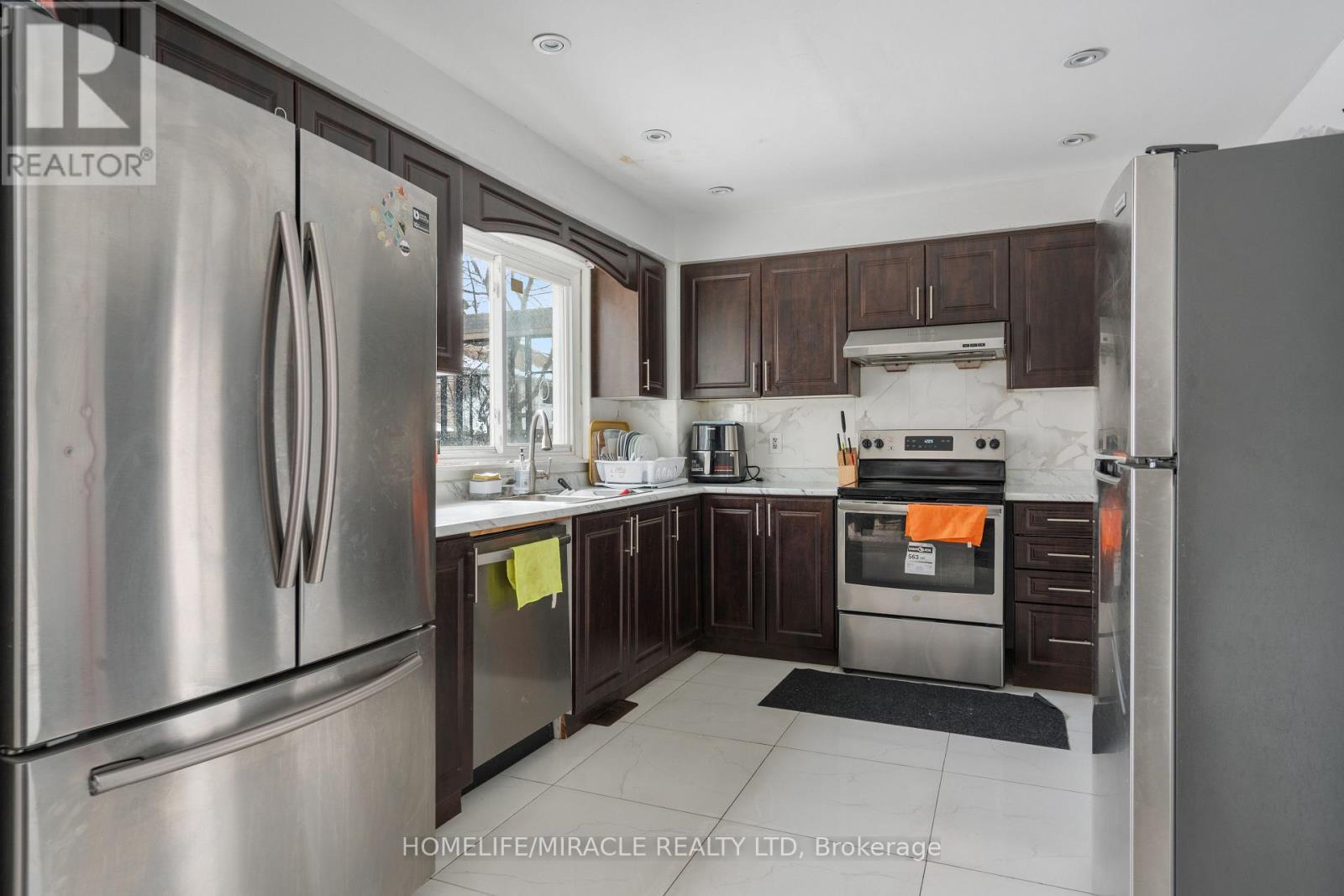 127 Fanshawe Drive, Brampton, ON - Indoor Photo Showing Kitchen