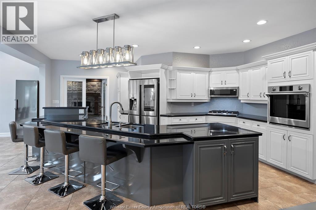 15 Fasan Crescent, Tecumseh, ON - Indoor Photo Showing Kitchen With Upgraded Kitchen