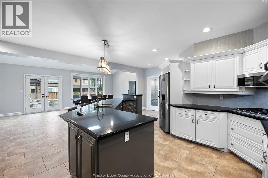 15 Fasan Crescent, Tecumseh, ON - Indoor Photo Showing Kitchen