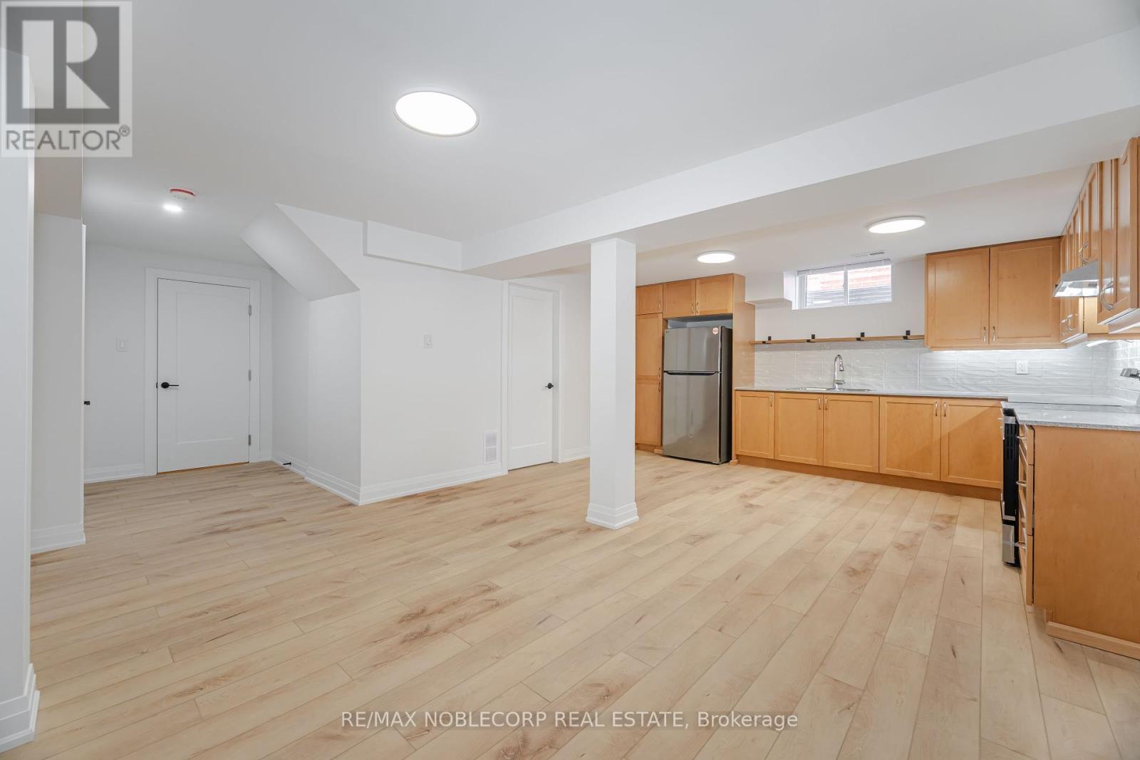 Lower - 131 Dunstan Crescent, Vaughan, ON - Indoor Photo Showing Kitchen