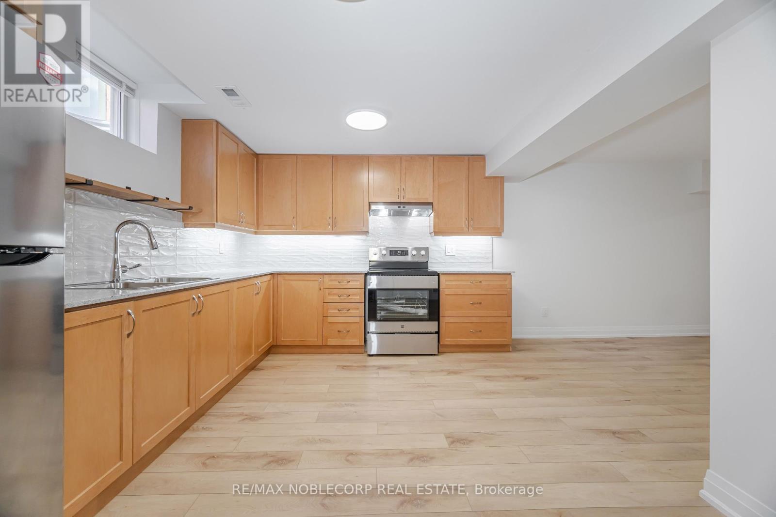 Lower - 131 Dunstan Crescent, Vaughan, ON - Indoor Photo Showing Kitchen