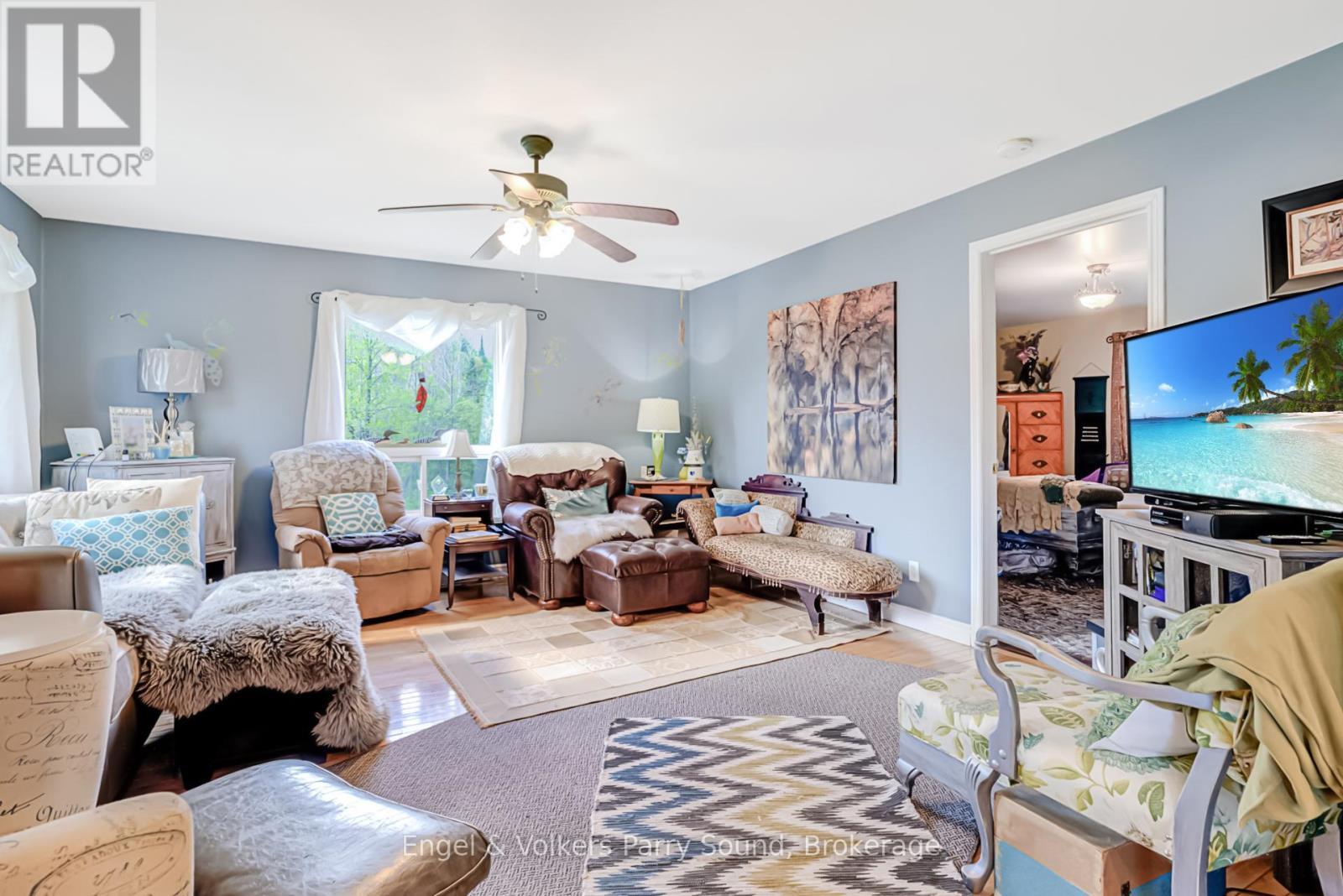 34 Gordon Point Road, Magnetawan, ON - Indoor Photo Showing Living Room