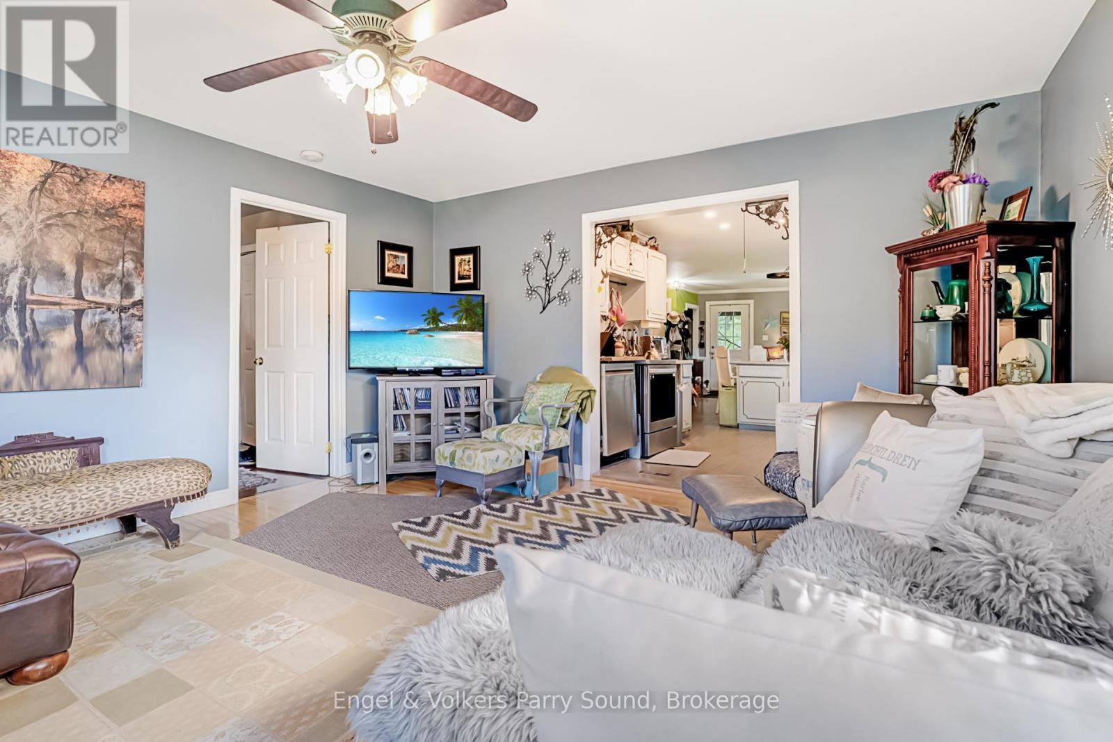 34 Gordon Point Road, Magnetawan, ON - Indoor Photo Showing Living Room