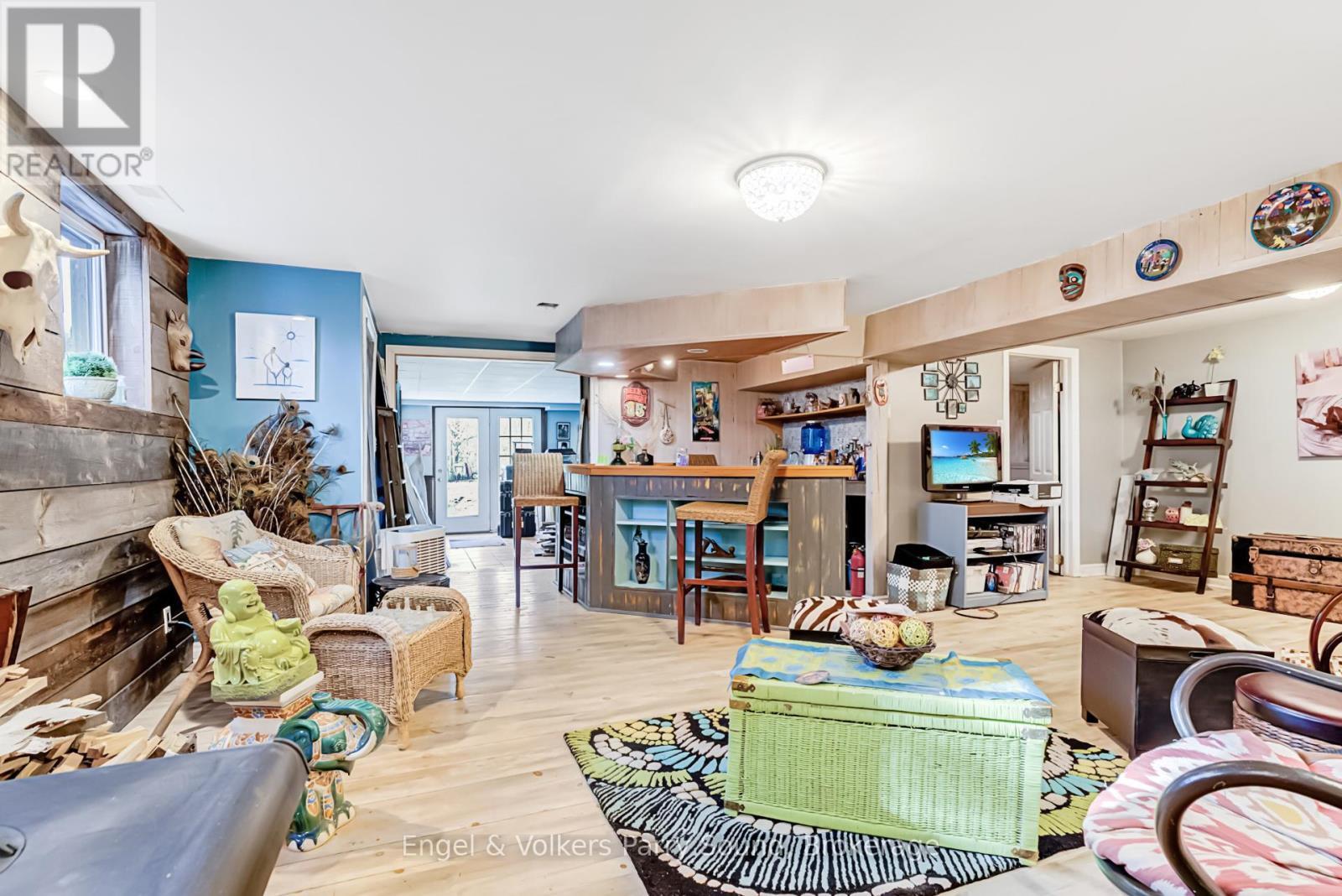 34 Gordon Point Road, Magnetawan, ON - Indoor Photo Showing Living Room
