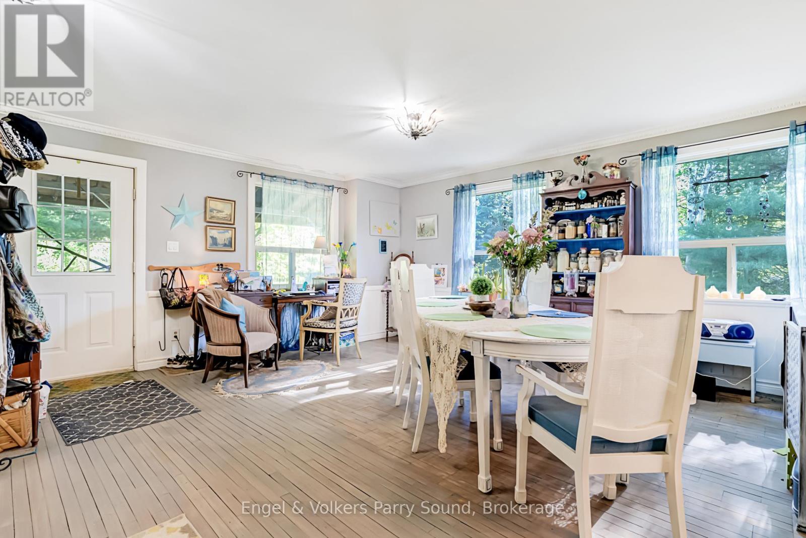 34 Gordon Point Road, Magnetawan, ON - Indoor Photo Showing Dining Room