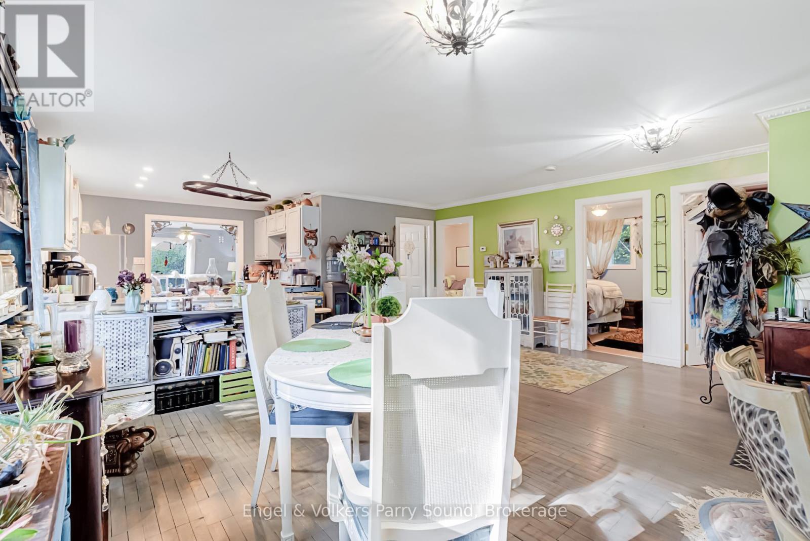 34 Gordon Point Road, Magnetawan, ON - Indoor Photo Showing Dining Room
