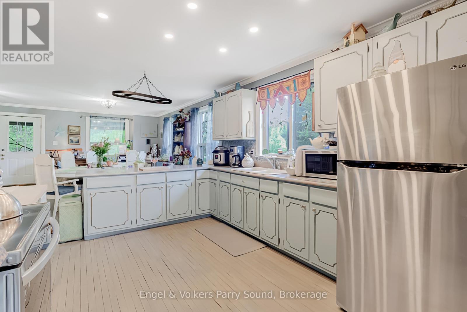 34 Gordon Point Road, Magnetawan, ON - Indoor Photo Showing Kitchen