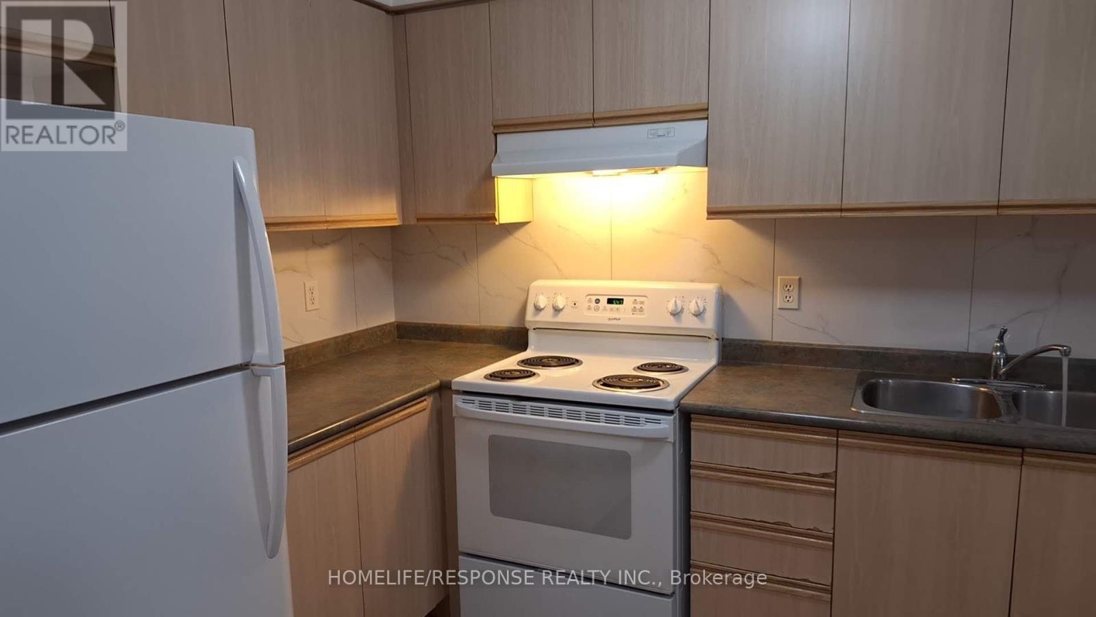 9 - 120 Railroad Street, Brampton, ON - Indoor Photo Showing Kitchen With Double Sink
