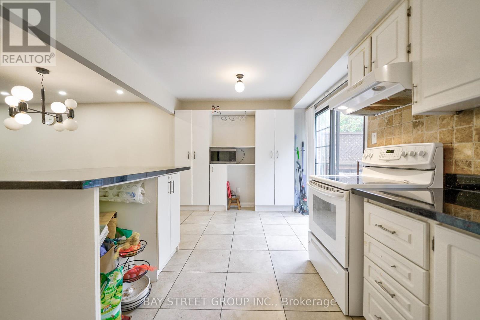 105 Patrice Crescent, Vaughan, ON - Indoor Photo Showing Kitchen