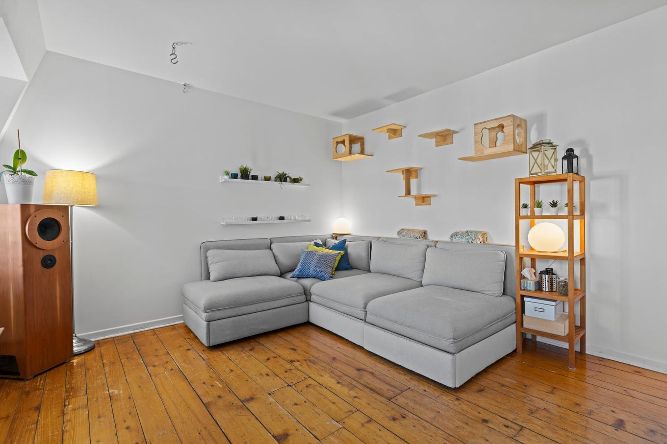 Salon - 2012 Boul. Gouin E., Montréal (Ahuntsic-Cartierville), QC - Indoor Photo Showing Living Room