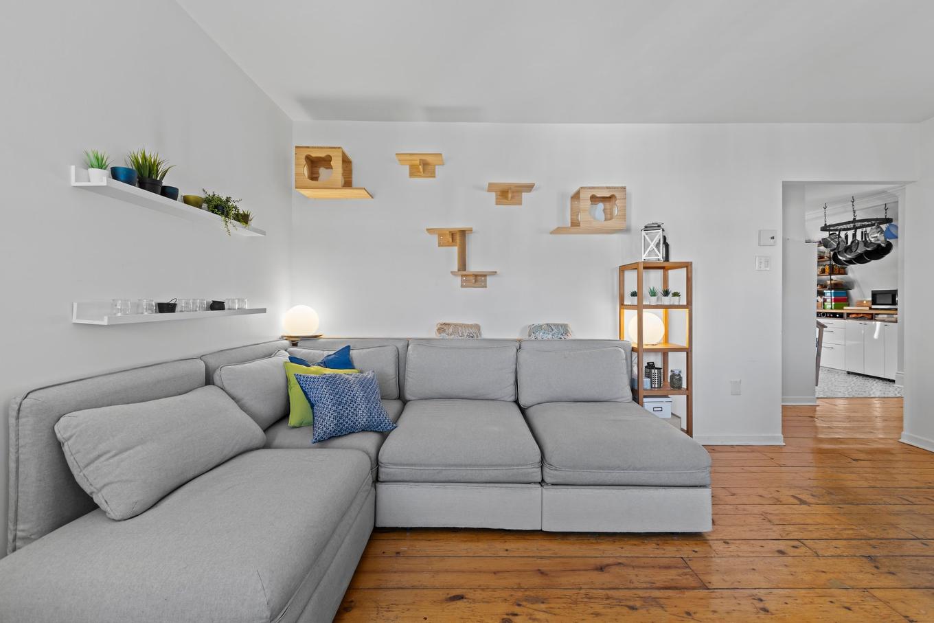 Salon - 2012 Boul. Gouin E., Montréal (Ahuntsic-Cartierville), QC - Indoor Photo Showing Living Room