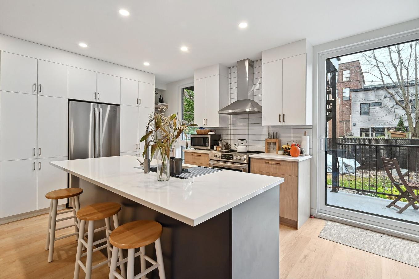 Kitchen - 2434 Rue Knox, Montréal (Le Sud-Ouest), QC - Indoor Photo Showing Kitchen With Upgraded Kitchen