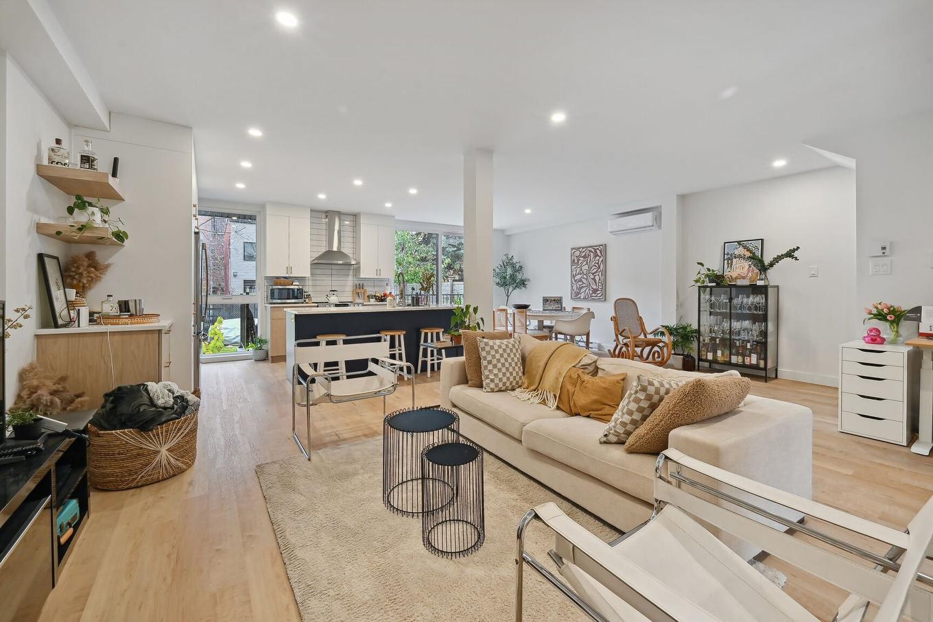 Living room - 2434 Rue Knox, Montréal (Le Sud-Ouest), QC - Indoor Photo Showing Living Room