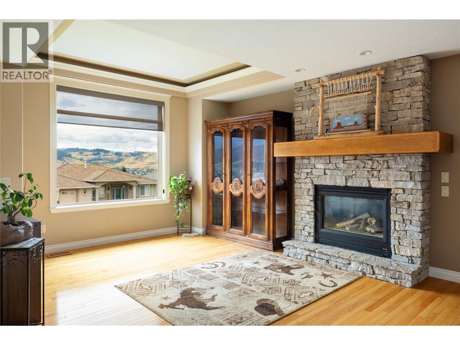 685 Mt York Drive, Coldstream, BC - Indoor Photo Showing Living Room With Fireplace