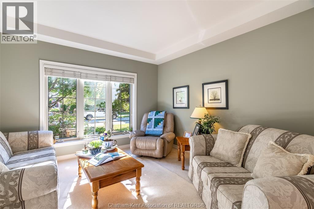 13 Hedge Maple Path, Chatham, ON - Indoor Photo Showing Living Room