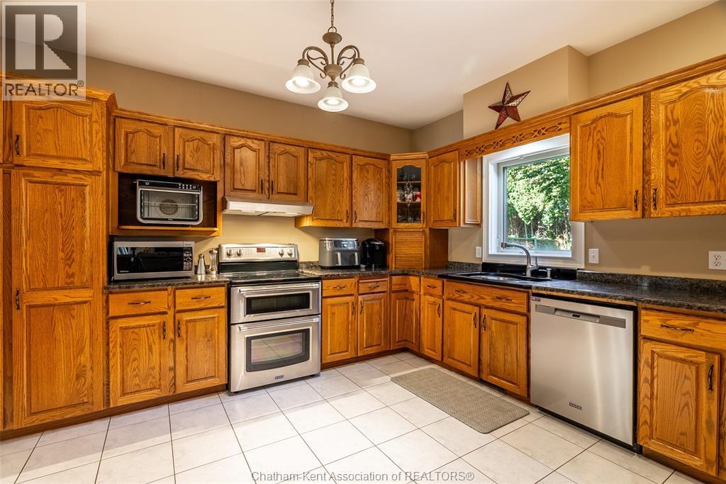 13 Hedge Maple Path, Chatham, ON - Indoor Photo Showing Kitchen