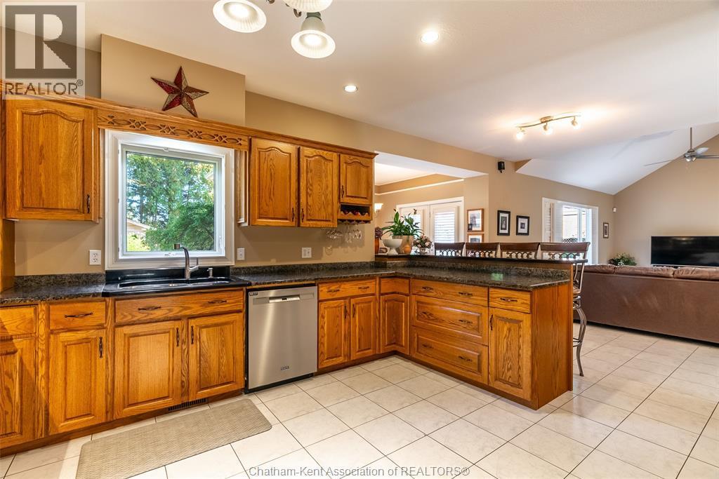 13 Hedge Maple Path, Chatham, ON - Indoor Photo Showing Kitchen With Double Sink