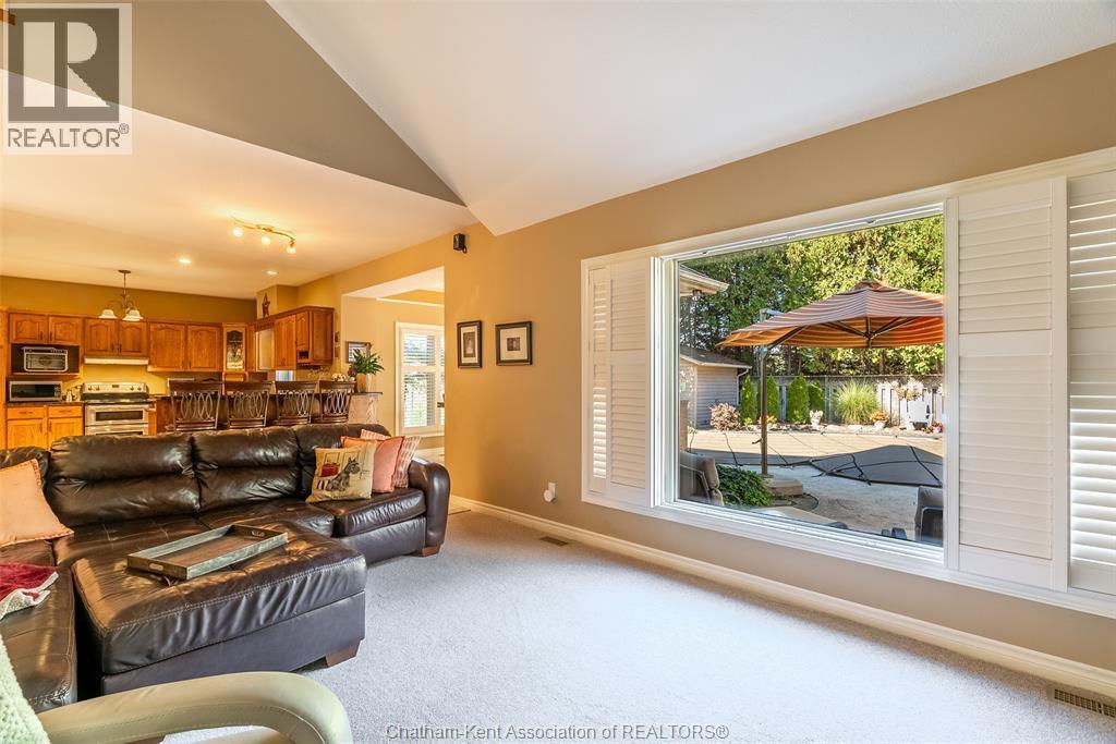 13 Hedge Maple Path, Chatham, ON - Indoor Photo Showing Living Room