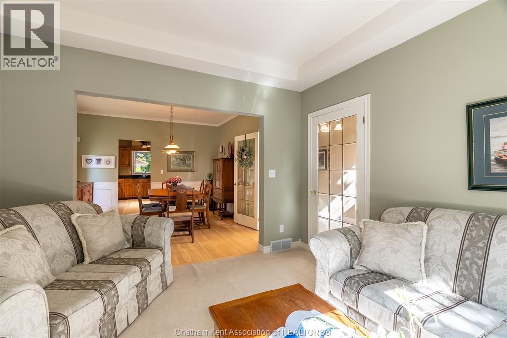13 Hedge Maple Path, Chatham, ON - Indoor Photo Showing Living Room