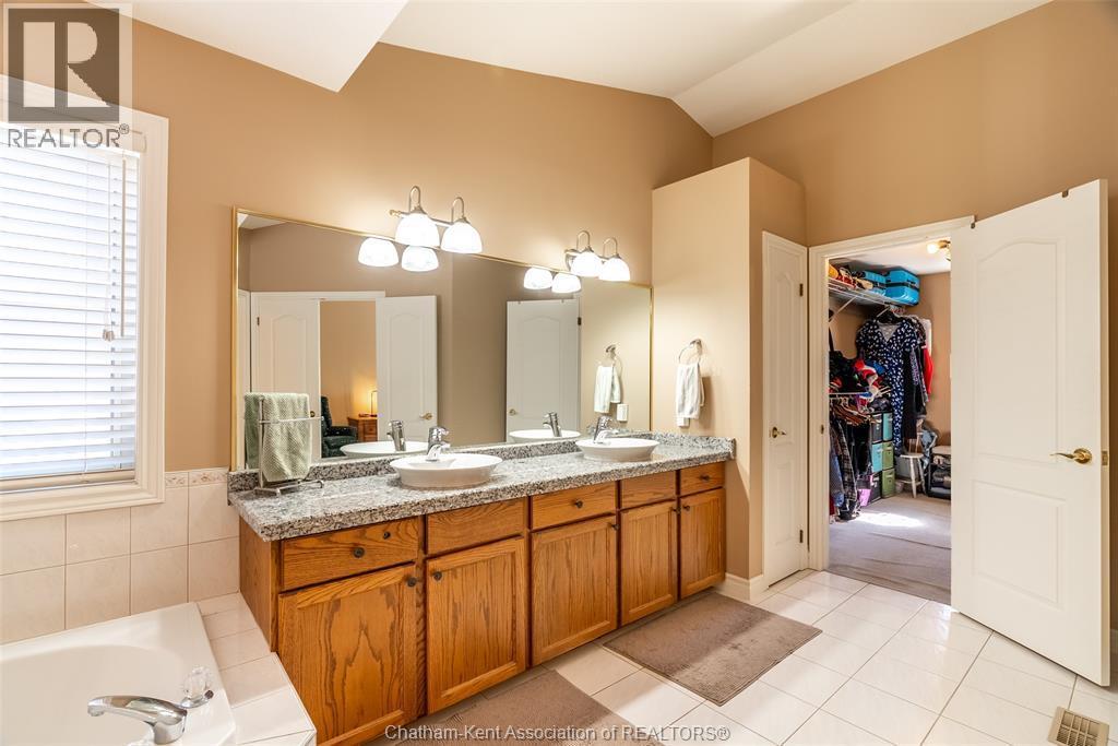 13 Hedge Maple Path, Chatham, ON - Indoor Photo Showing Bathroom