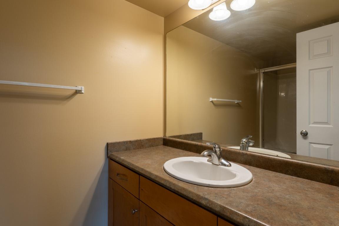306-135 Ziprick Road, Kelowna, BC - Indoor Photo Showing Bathroom