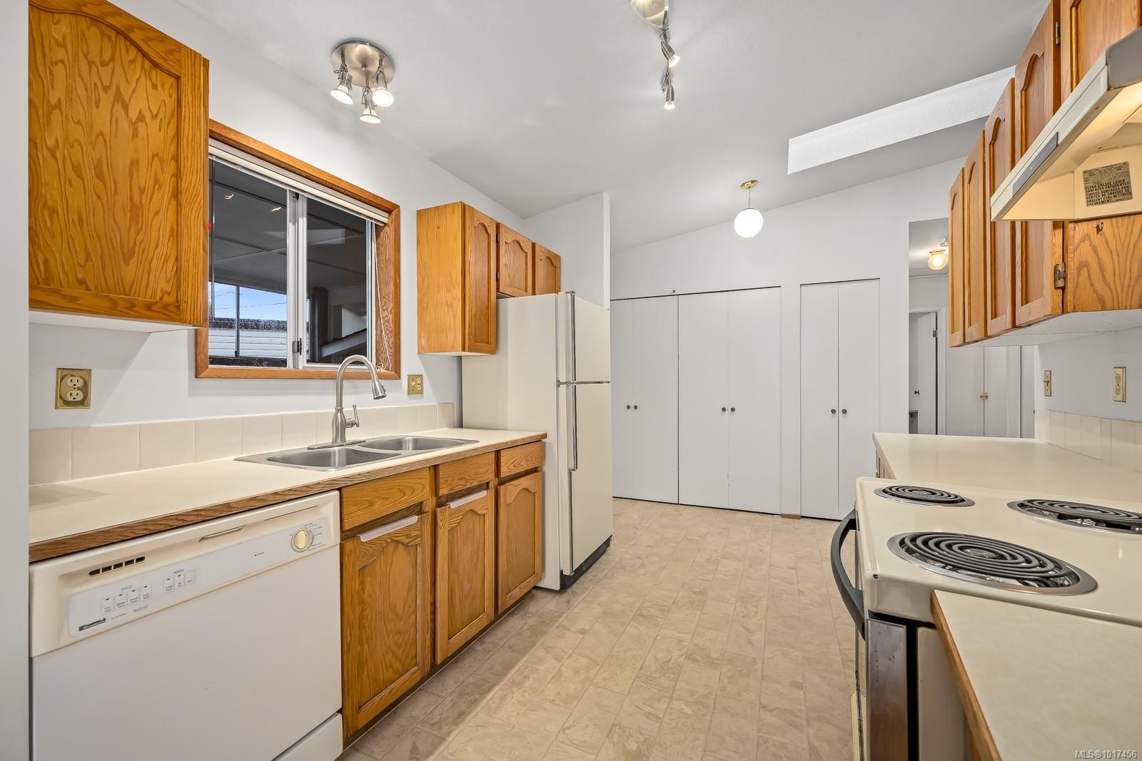 2105 Pemberton Pl, Comox, BC