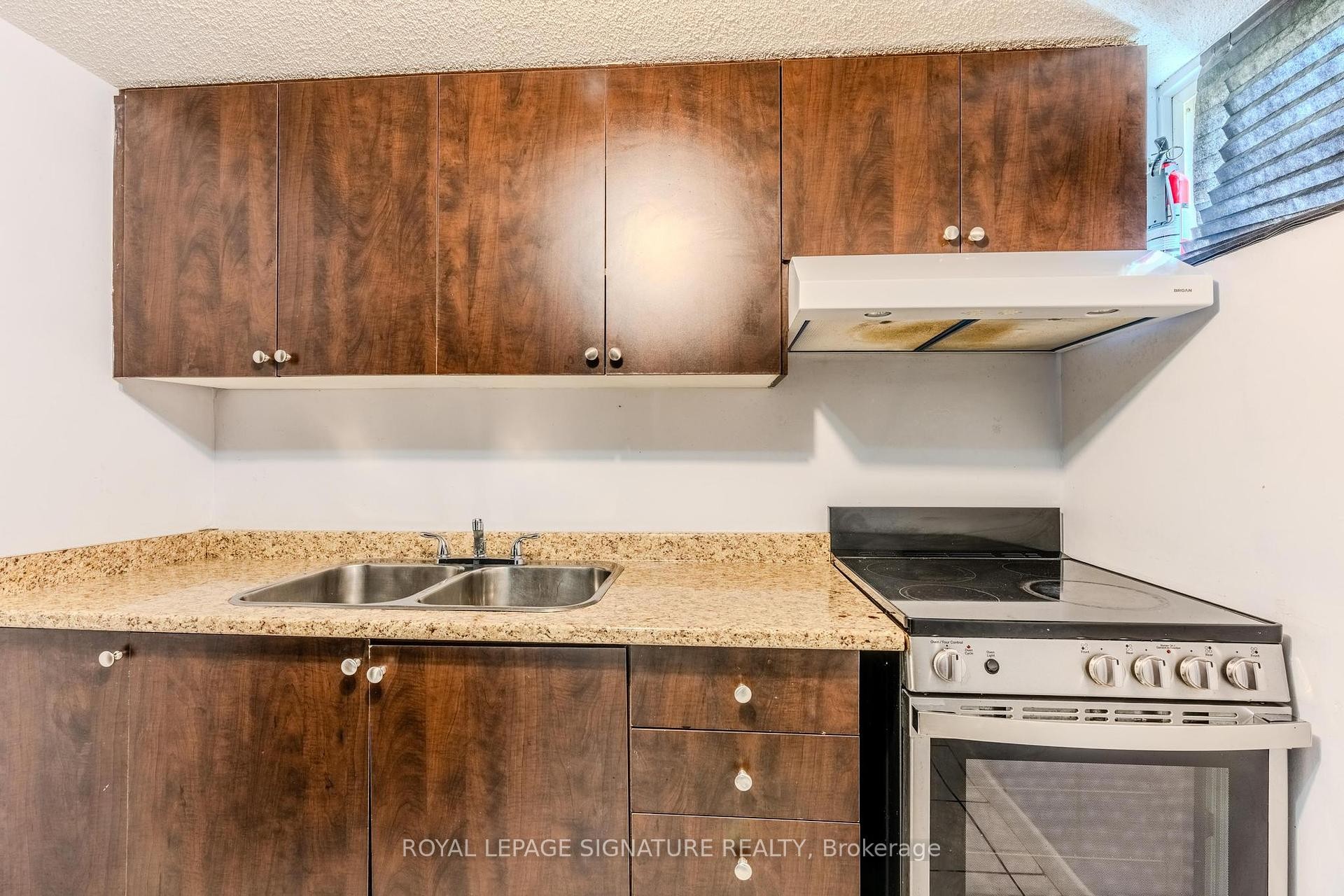 Bsmt-320 Royal Salisbury Way, Brampton, ON