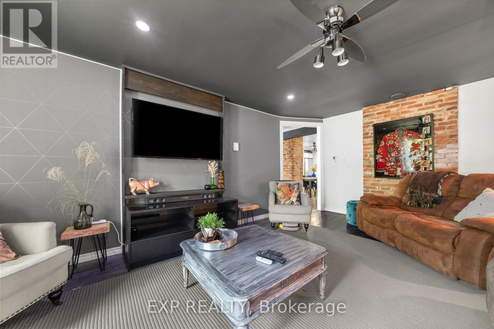 27 Lost Channel Court, Tweed (Hungerford (Twp)), ON - Indoor Photo Showing Living Room