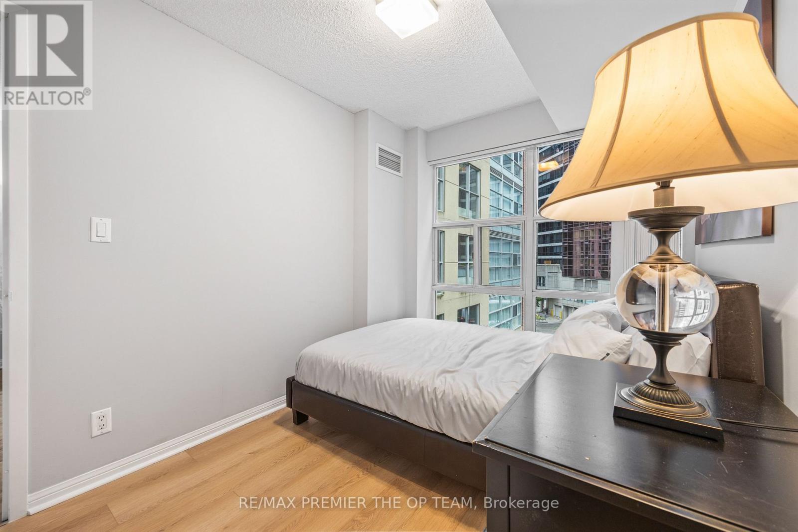 407 - 11 St Joseph Street, Toronto, ON - Indoor Photo Showing Bedroom