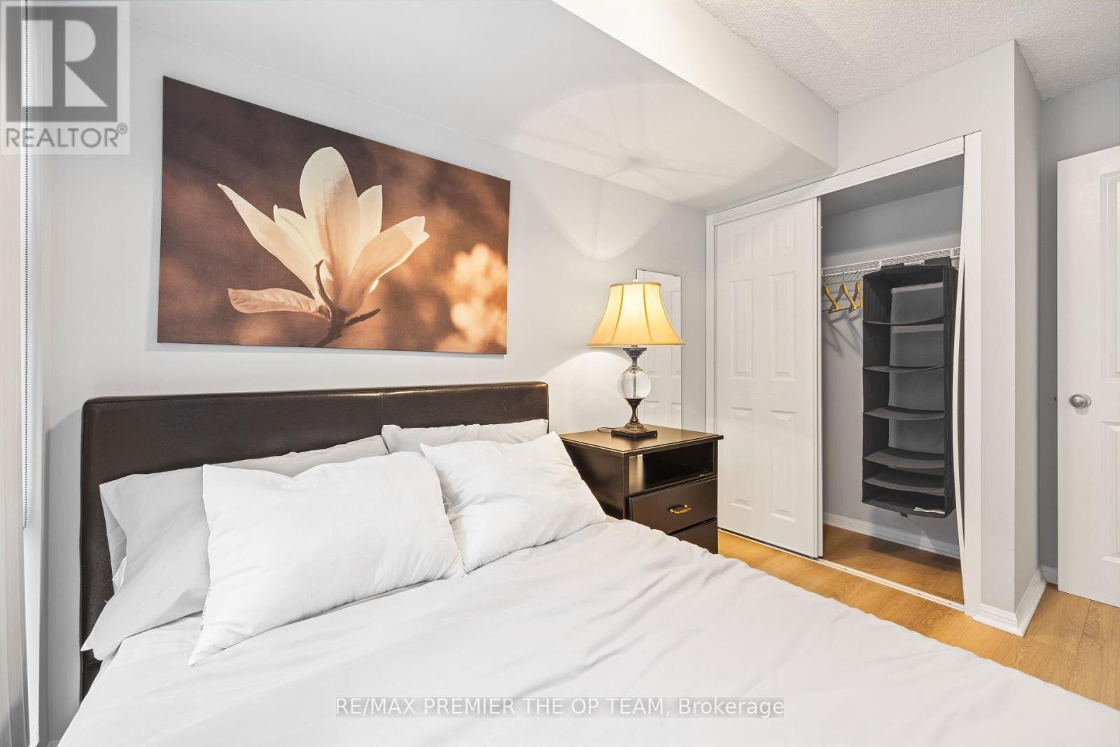 407 - 11 St Joseph Street, Toronto, ON - Indoor Photo Showing Bedroom