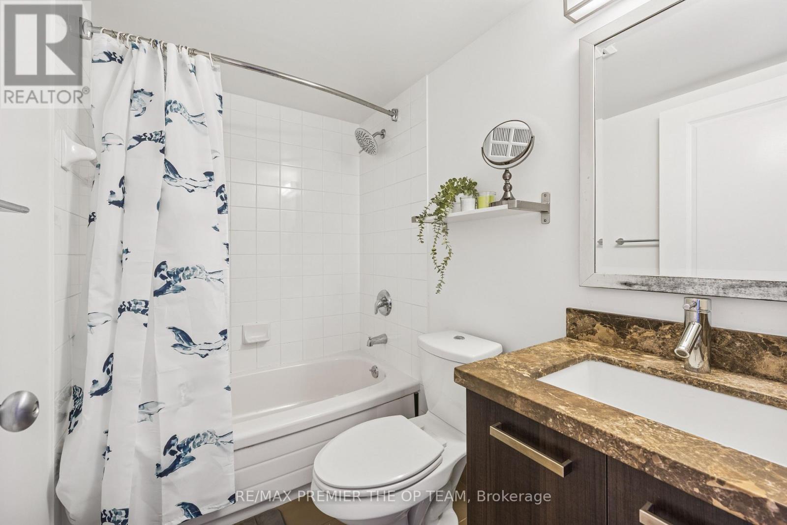 407 - 11 St Joseph Street, Toronto, ON - Indoor Photo Showing Bathroom