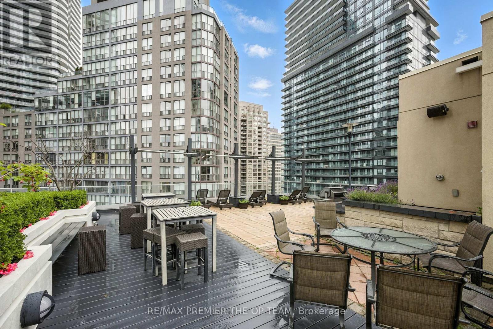 407 - 11 St Joseph Street, Toronto, ON - Outdoor With Facade