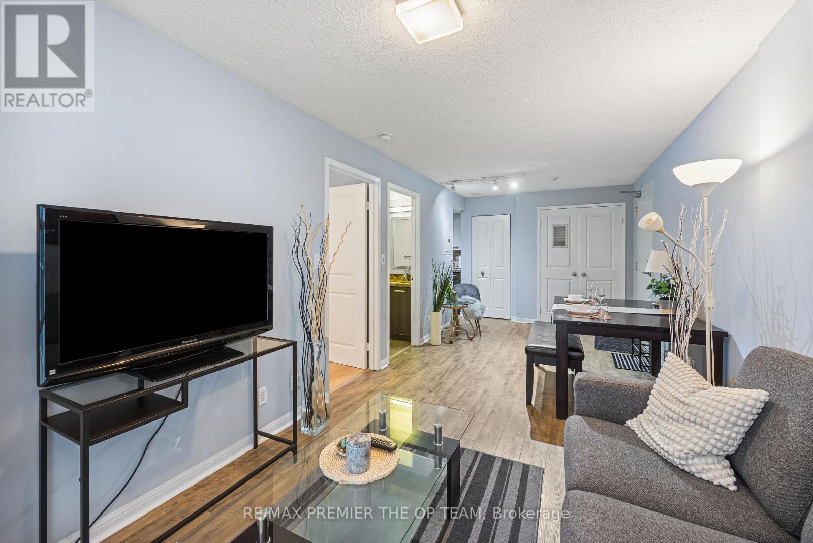 407 - 11 St Joseph Street, Toronto, ON - Indoor Photo Showing Living Room