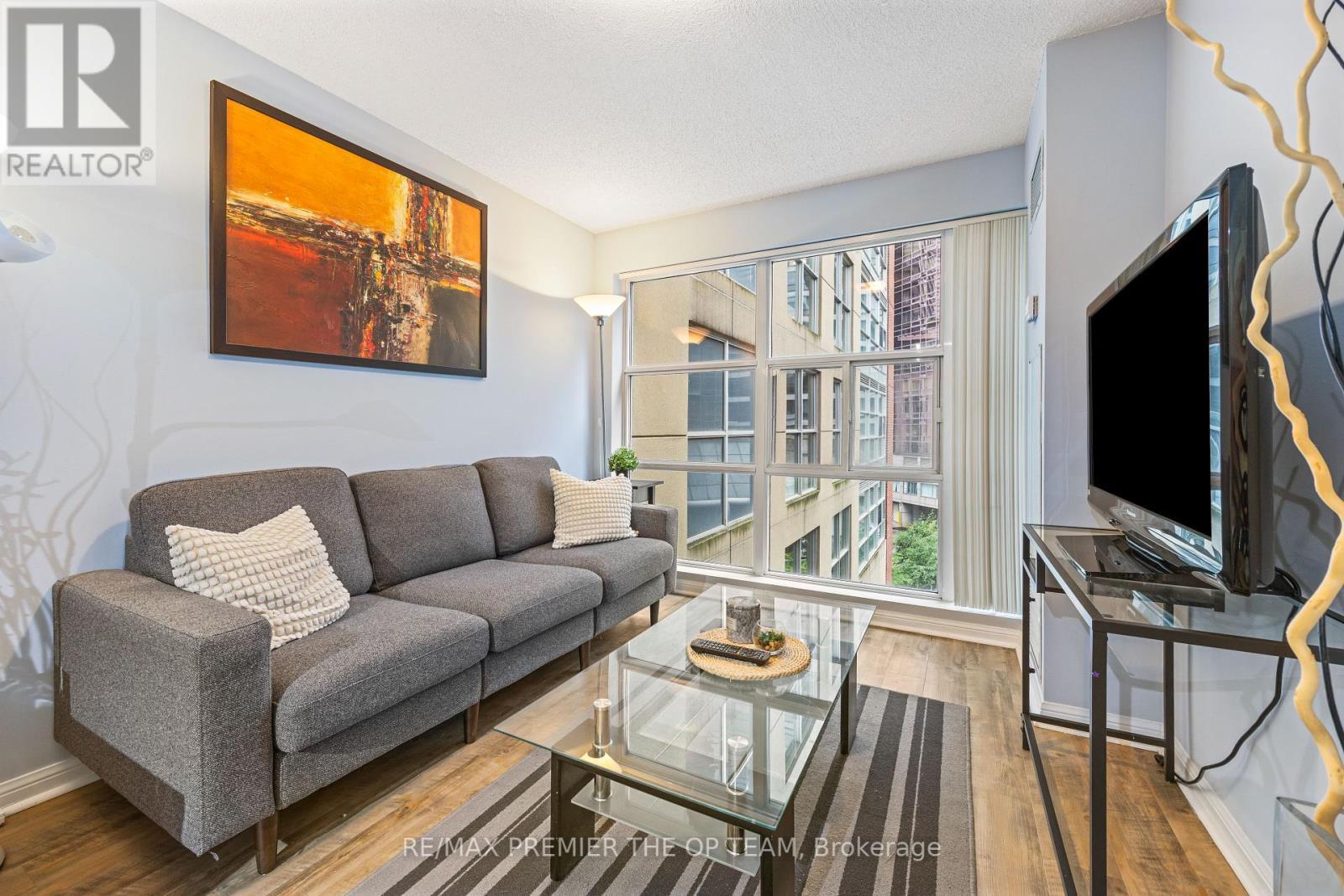 407 - 11 St Joseph Street, Toronto, ON - Indoor Photo Showing Living Room