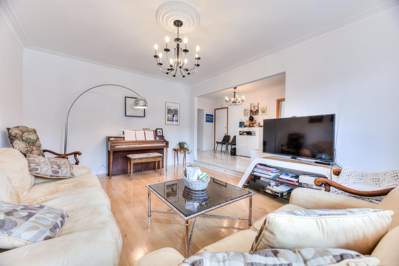 Living room - 4209 Av. Isabella, Montréal (Côte-Des-Neiges/Notre-Dame-De-Grâce), QC - Indoor Photo Showing Living Room