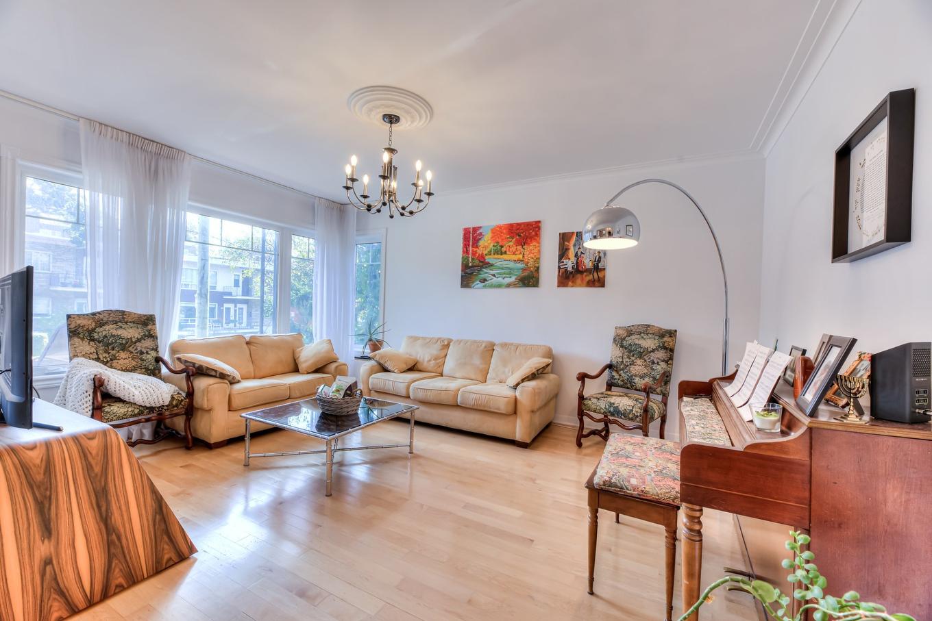 Living room - 4209 Av. Isabella, Montréal (Côte-Des-Neiges/Notre-Dame-De-Grâce), QC - Indoor Photo Showing Living Room