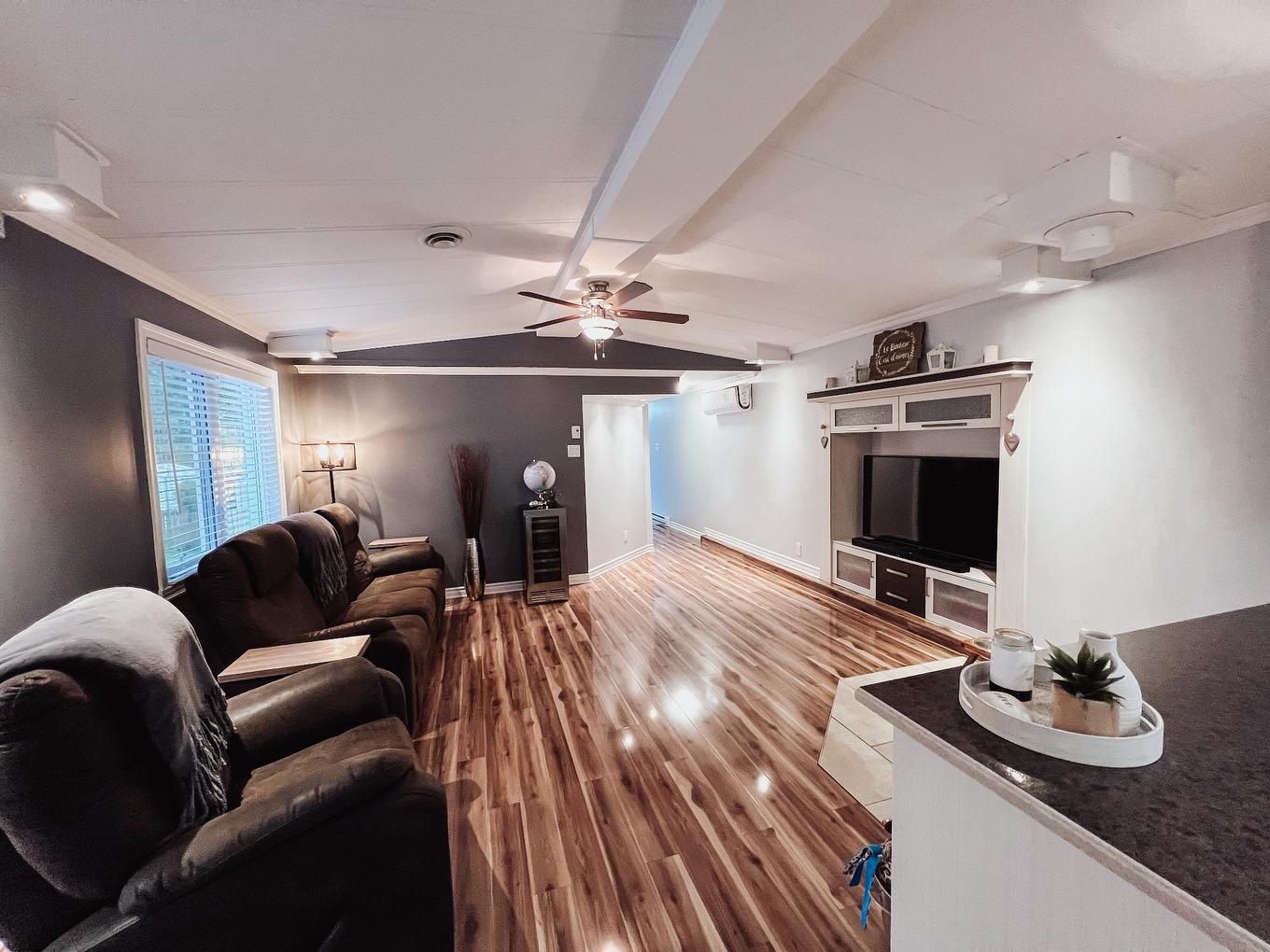 Salon - 93 9E Rue, Saint-Jean-Sur-Richelieu, QC - Indoor