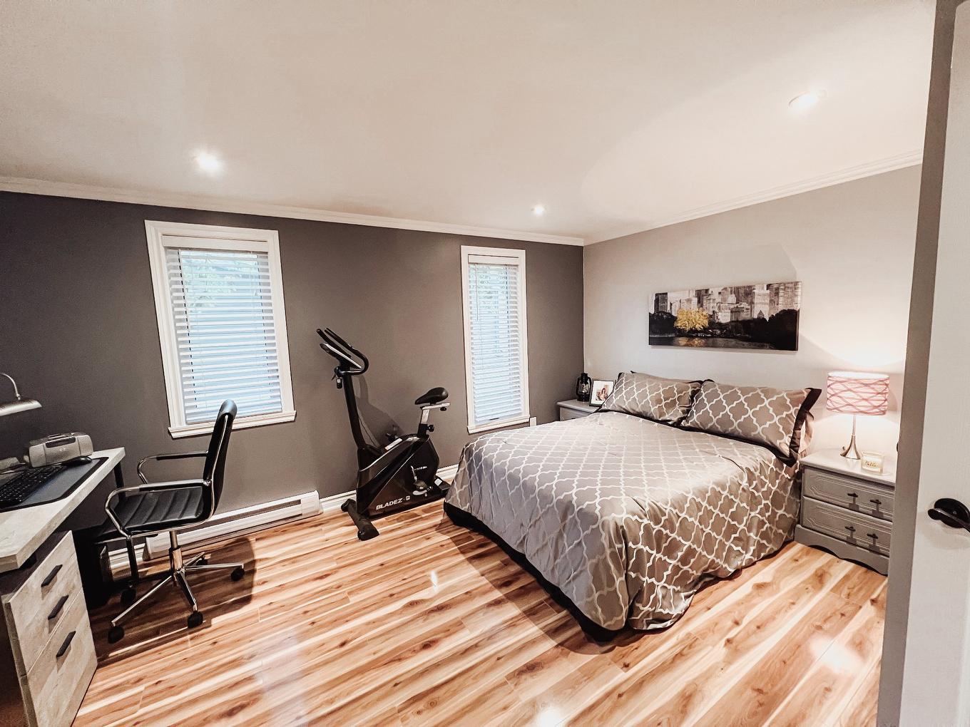 Chambre à coucher - 93 9E Rue, Saint-Jean-Sur-Richelieu, QC - Indoor Photo Showing Bedroom