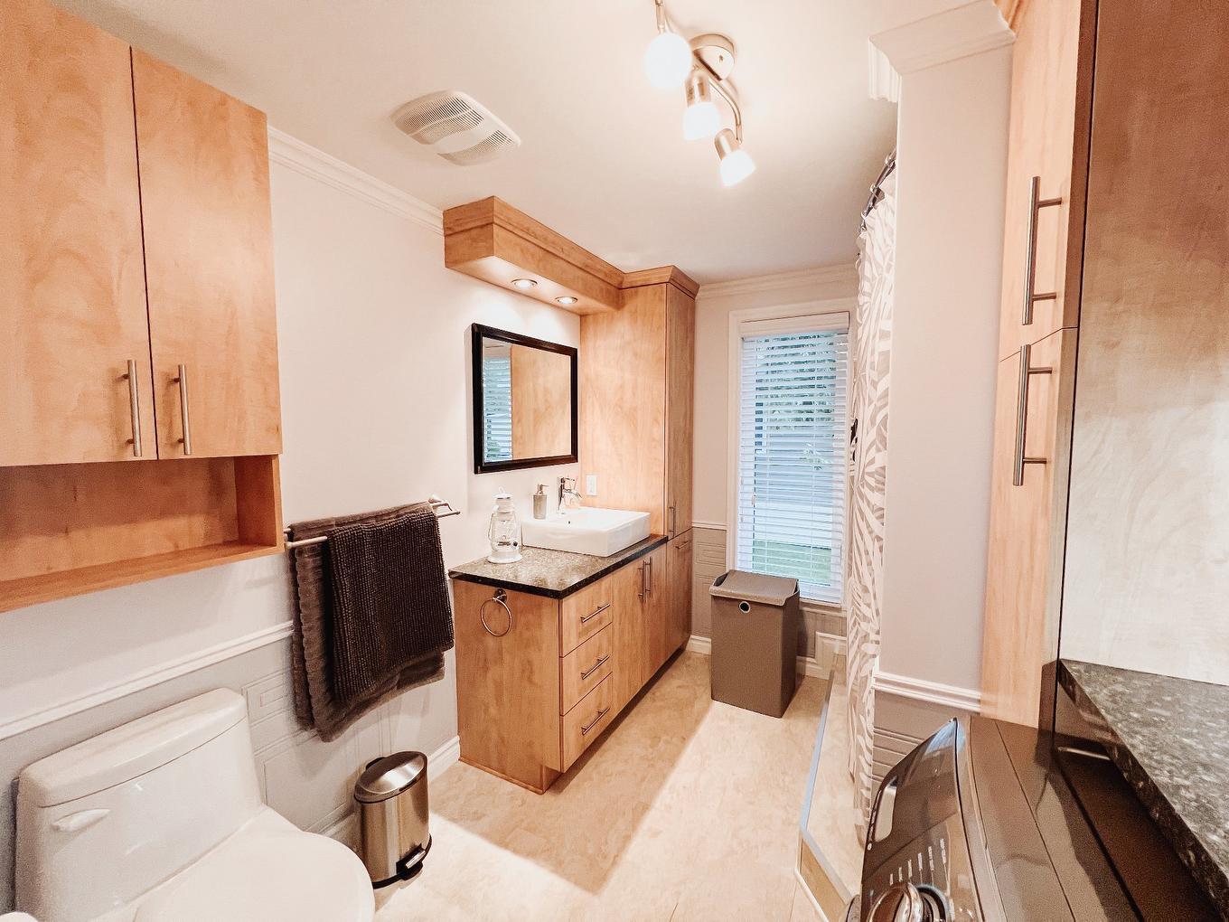 Salle de bains - 93 9E Rue, Saint-Jean-Sur-Richelieu, QC - Indoor Photo Showing Bathroom