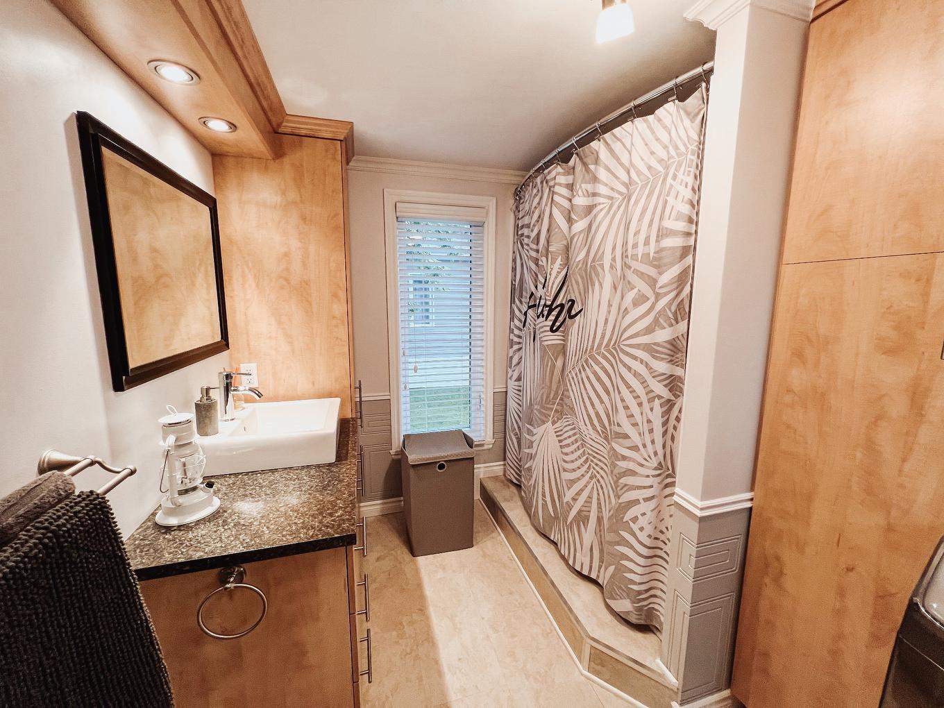 Salle de bains - 93 9E Rue, Saint-Jean-Sur-Richelieu, QC - Indoor Photo Showing Bathroom