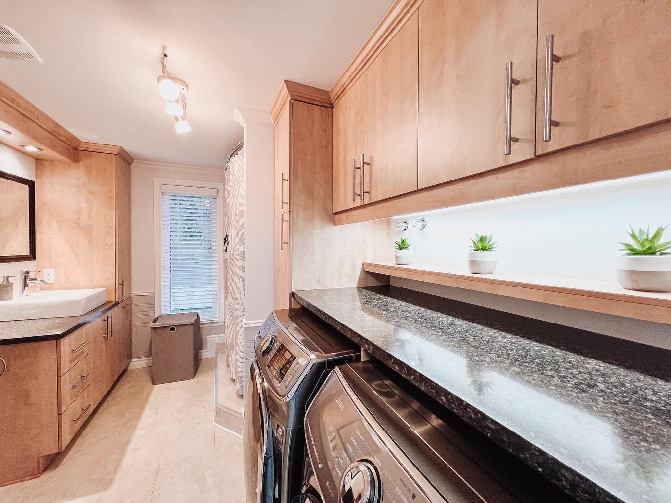 Salle de bains - 93 9E Rue, Saint-Jean-Sur-Richelieu, QC - Indoor Photo Showing Laundry Room